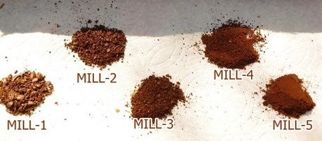 5種類の挽いた後のコーヒー豆