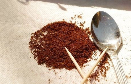 ハンドミルでミル4の調節ネジで挽いたコーヒー豆