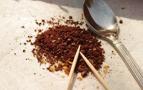 ハンドミルでミル2の調節ネジで挽いたコーヒー豆
