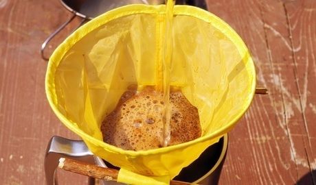 お湯を注ぐ様子
