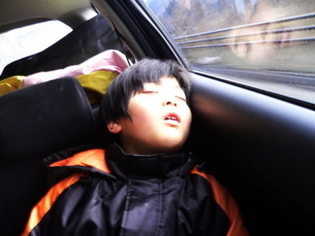 遊び疲れて眠る子供