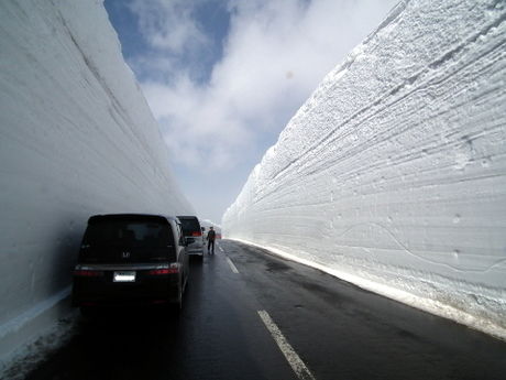 雪の壁に囲まれた道路