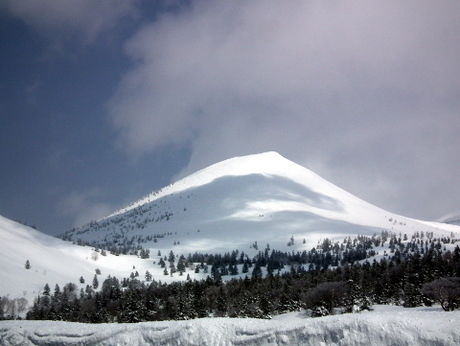 雪が降り積もった雪山