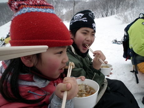 雪原でご飯を食べる子供