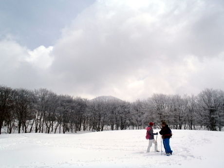 雪山で遊ぶ人
