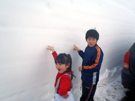 雪の回廊を触る子供