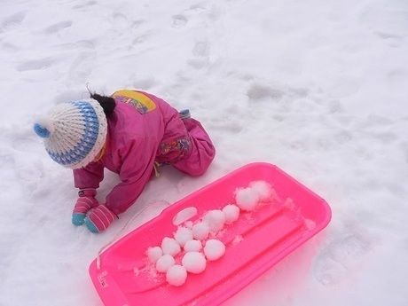 雪玉を作る子供