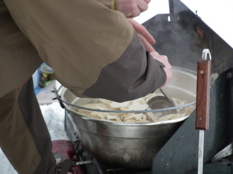 雪原で作る温かいご飯