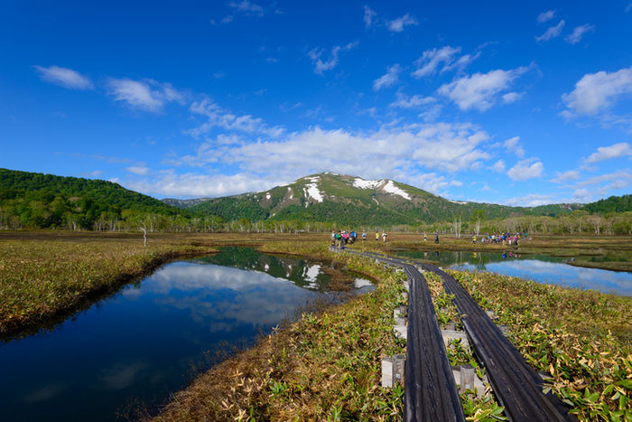 青空の中の尾瀬の草原と川と山