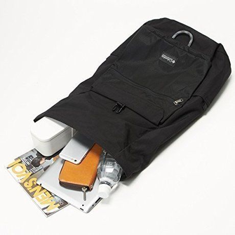 荷物が入ったロールトップリュック