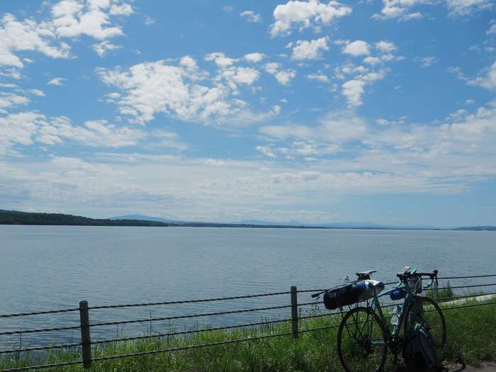 川沿いに停められたテントを積んだ自転車