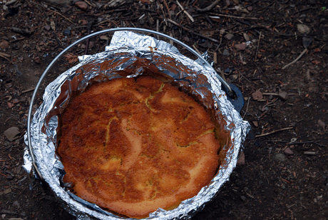 ダッチオーブンで作られたパンケーキ