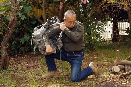 バックパックを肩にかける男性