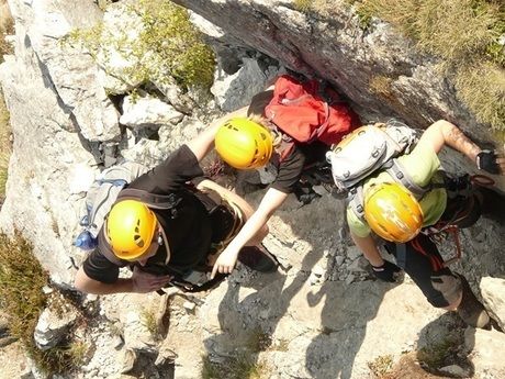 岩山を登る人々