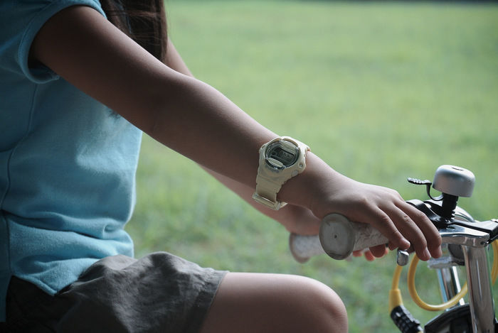 自転車に乗る女性