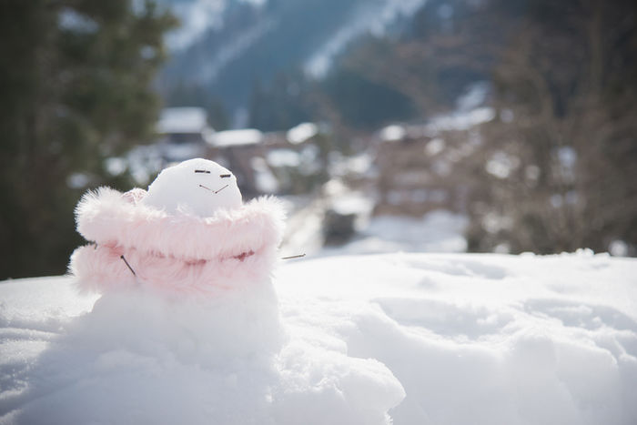 ふわふわのマフラーをつけた雪だるま