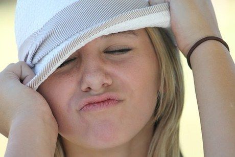 頭を抱える女性