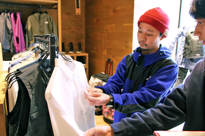 商品の説明をするTHE NORTH FACE 原宿店の谷山さん