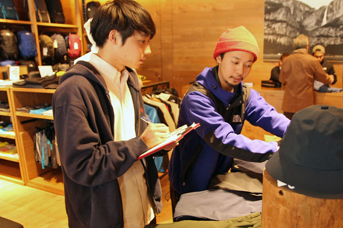 商品の説明をするTHE NORTH FACE 原宿店の谷山さん