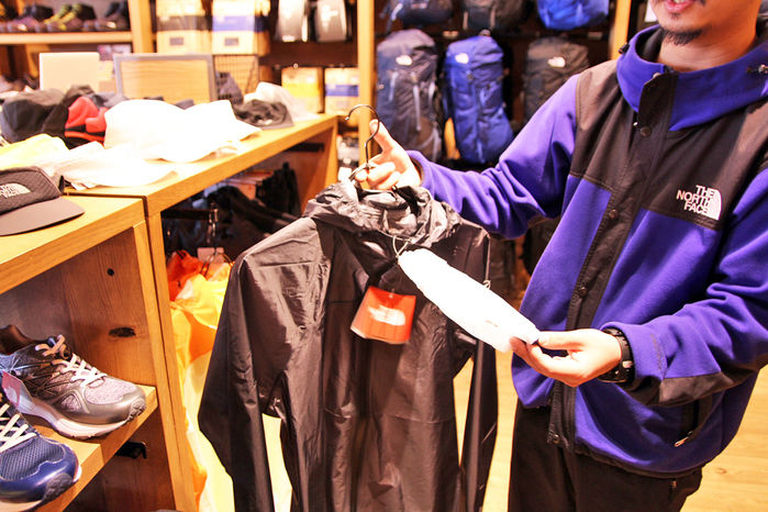 商品の説明をするTHE NORTH FACE 原宿店の谷山さん