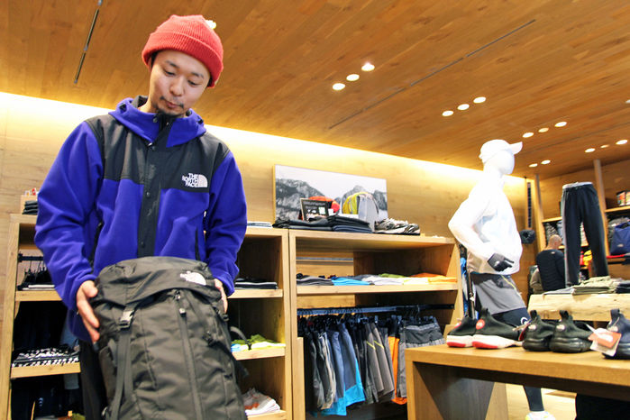 商品の説明をするTHE NORTH FACE 原宿店の谷山さん