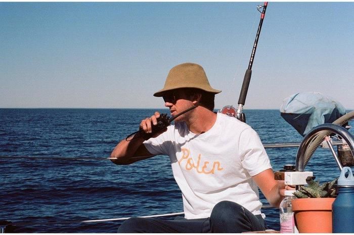 ポーラのTシャツを着た男性