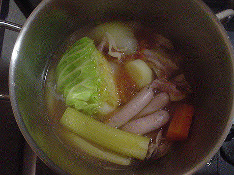 鍋の中に入ったポトフ
