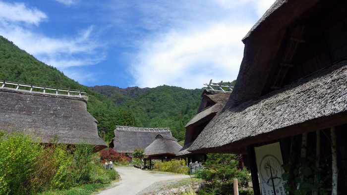 西湖いやしの里根場の茅葺屋根の家