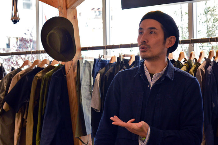 商品の説明をするスノーピーク表参道店、店長の杉山さん