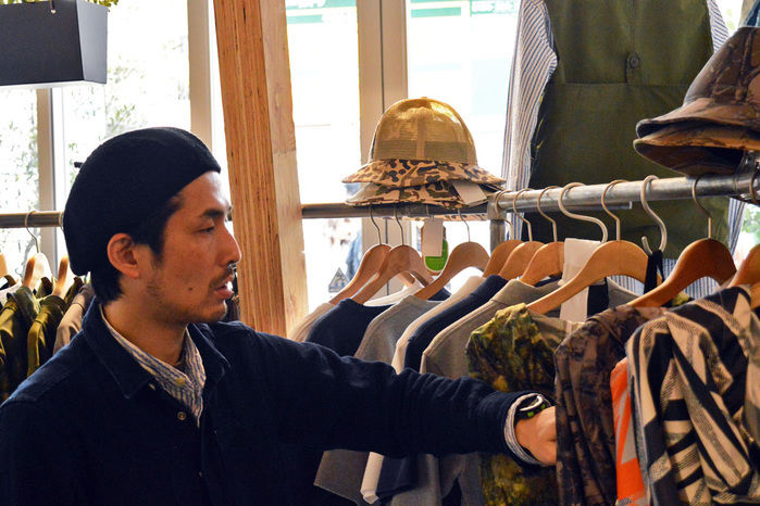 商品の説明をするスノーピーク表参道店、店長の杉山さん