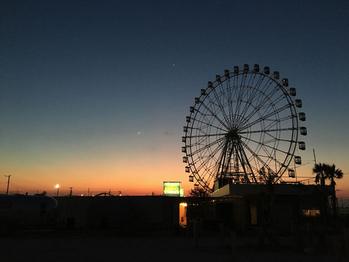 WILD BEACHの広場から見える夕日と観覧車