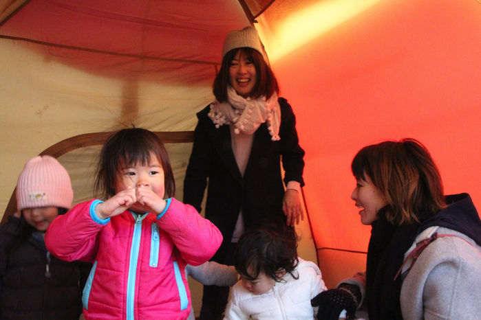 テントの中で微笑むお母さんと子供
