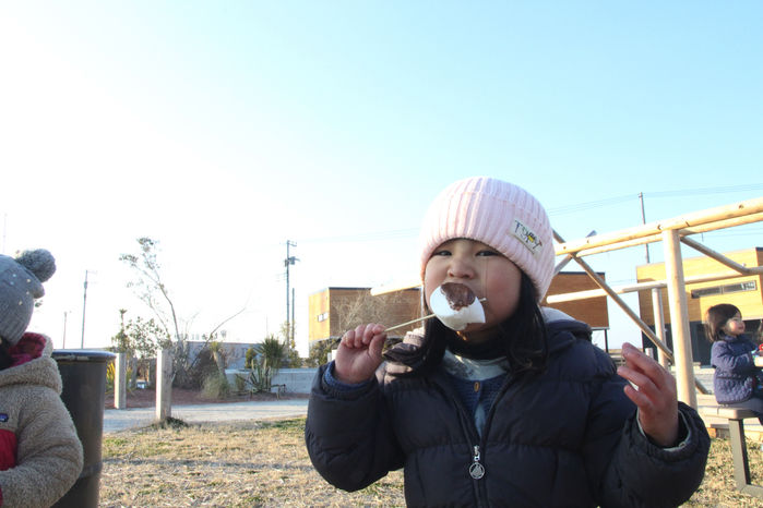 スモアを食べる子供