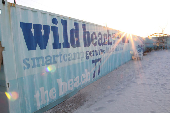 砂浜に置かれたWILD BEACHと書かれコンテナ