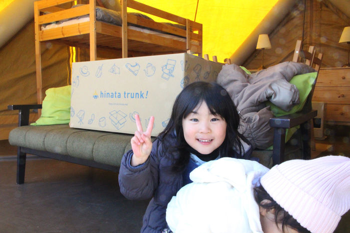 hinata trunk!の箱を背景にピースをする女の子