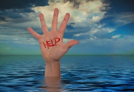 HELPの文字が書かれた手
