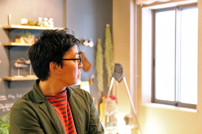 インタビューを受ける吉野さん