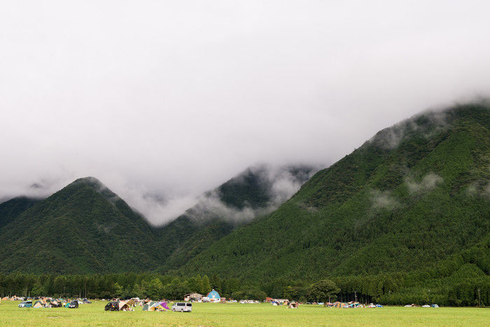 キャンプ場のテントと山