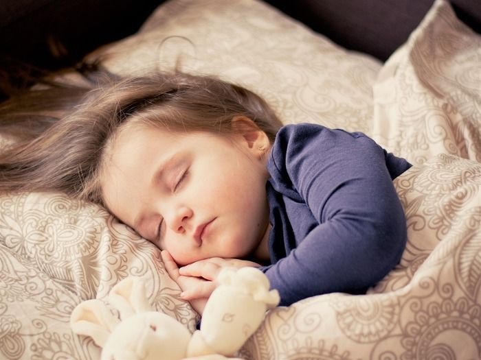 眠る子供
