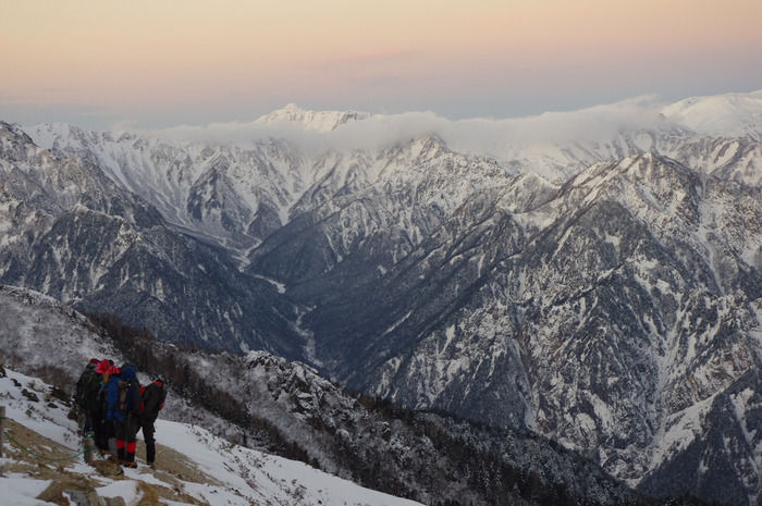 雪山を登る人々
