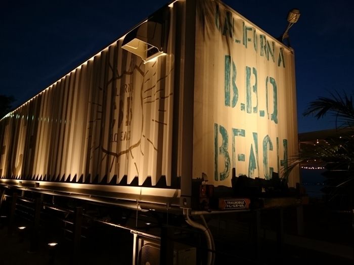 夜のCalifornia B.B.Q BEACHのコンテナ