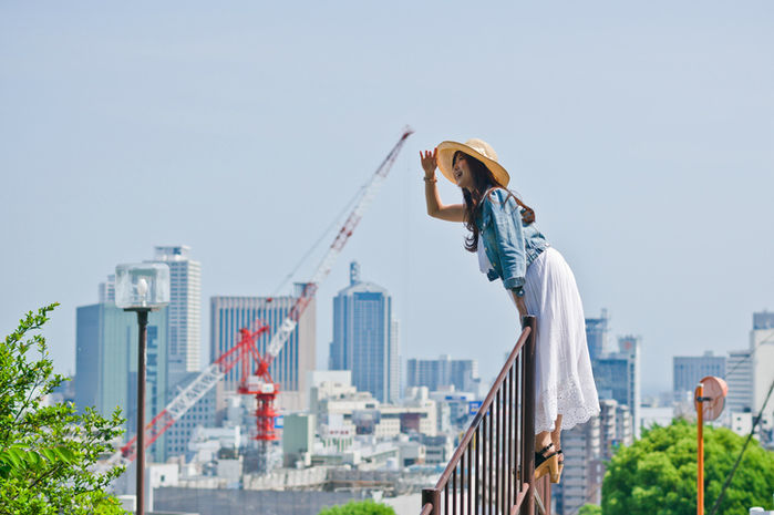 麦わら帽子をかぶった女性