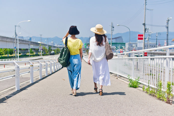 麦わら帽子をかぶった女性