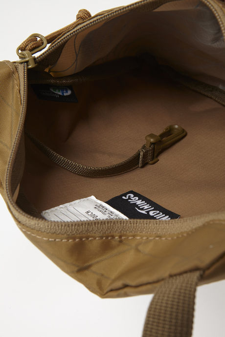 hobo×WILD THINGSのコラボサコッシュ、X-PAC Nylon Utility Pouch 0.5L by WILD THINGSのメインポケット