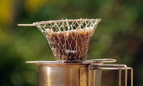 マグにコーヒーを淹れる様子