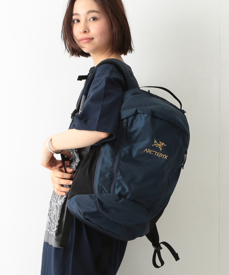アークテリクスのリュックを背負った女性
