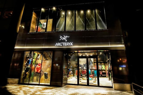 ライトアップされたアークテリクスの店舗