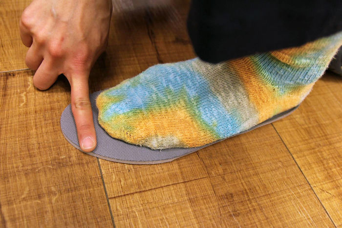 中敷きに足を合わせる様子