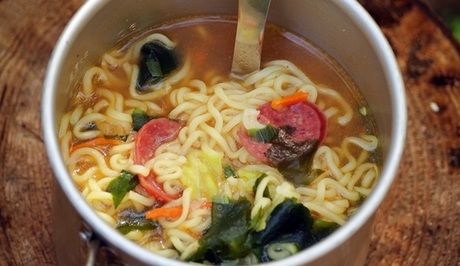 クッカーに入った具沢山味噌ラーメン