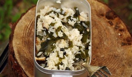 クッカーに入った炊き込みご飯